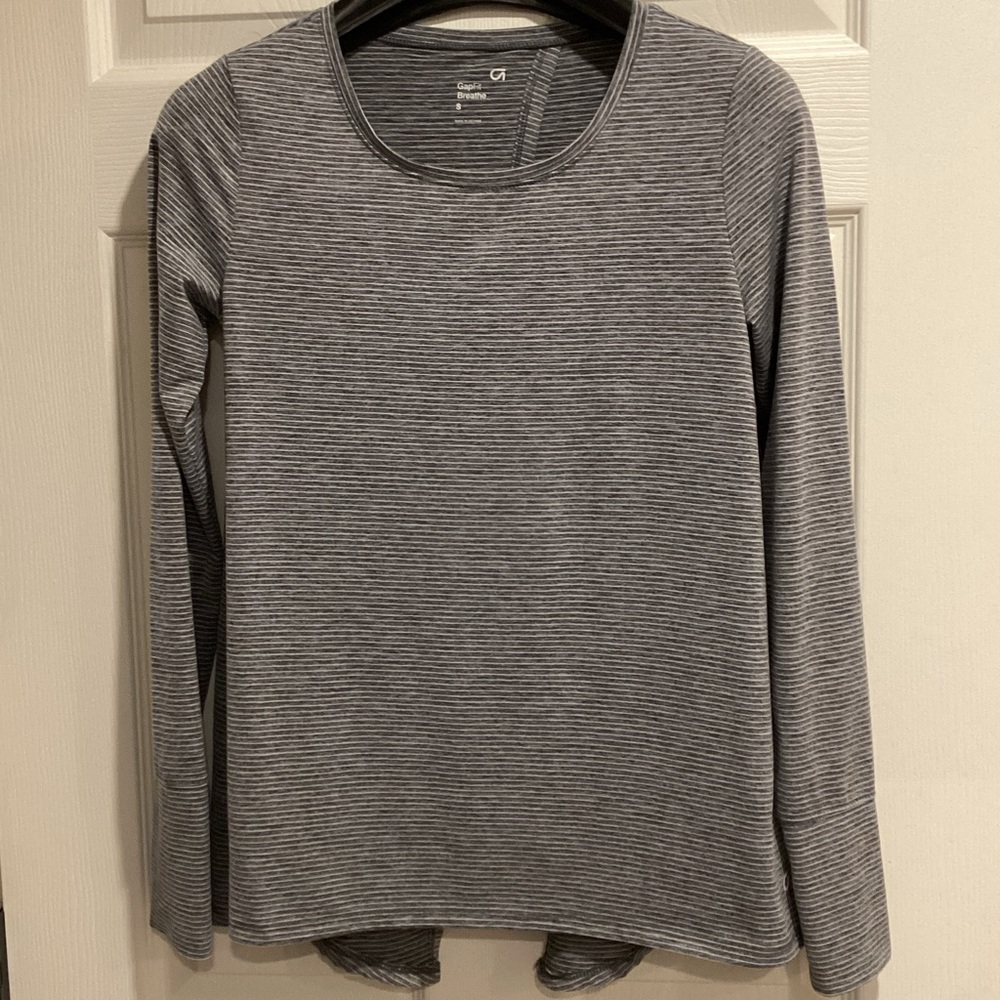 GapFit Breathe Long Sleeved Open Back T-Shirt, Size S